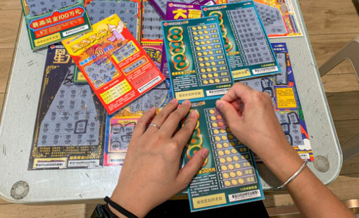 Thất nghiệp kỷ lục, giới trẻ Trung Quốc đua nhau... mua xổ số để mong đổi đời