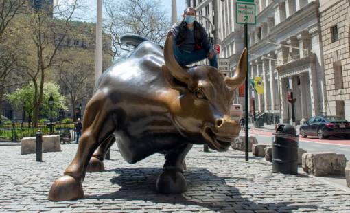 Chứng khoán Mỹ lên mạnh, Dow Jones bật tăng 700 điểm