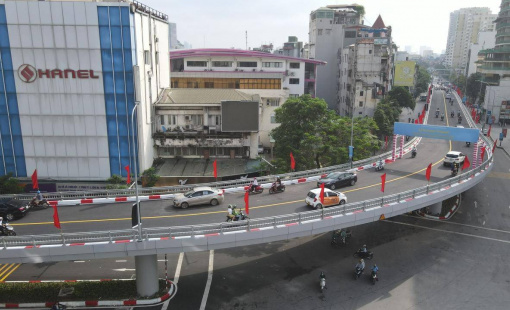 Thông xe cầu vượt chữ C dài hơn 300m ở Hà Nội