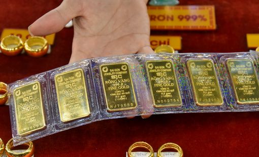 Lực bắt đáy kéo giá vàng, tỷ giá trung tâm tiếp tục tăng mạnh