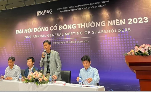 Cổ đông sợ chia cổ tức "bằng giấy", TGĐ Chứng khoán APS nói: "Giấy cũng là tiền, Apple 30 năm còn không chia giấy"