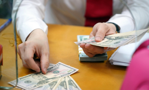 Đồng USD xuống đáy 3 tuần, giá vàng đi ngang chờ dữ liệu lạm phát