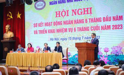 Thủ tướng yêu cầu khẩn trương xử lý các ngân hàng yếu kém