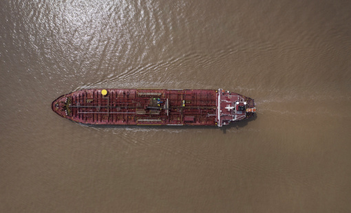 Nhà đầu tư đồng loạt bán dầu khi giá chạm ngưỡng cao