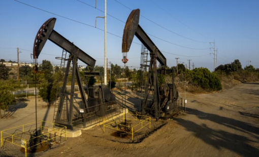 Giá dầu khép lại tuần biến động mạnh với nhiều mốc cao mới