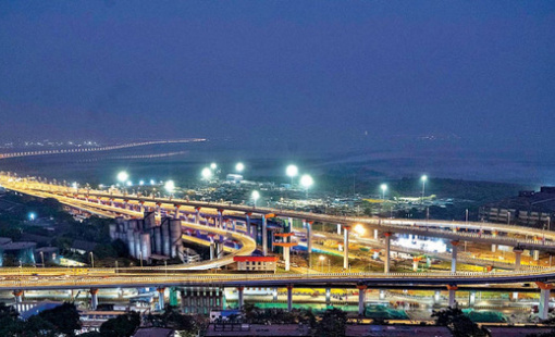 7 năm sau ngày đặt viên ngạch đầu tiên, siêu cầu kỷ lục ở quốc gia đông dân nhất thế giới được khánh thành, như con rồng khổng lồ lượn giữa đại dương