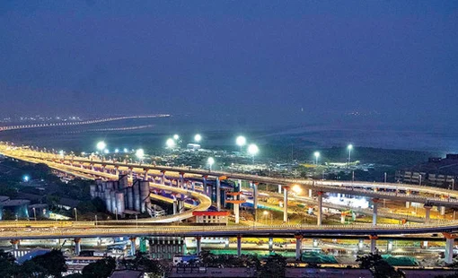 7 năm sau ngày đặt viên ngạch đầu tiên, siêu cầu kỷ lục ở quốc gia đông dân nhất thế giới được khánh thành, như con rồng khổng lồ lượn giữa đại dương