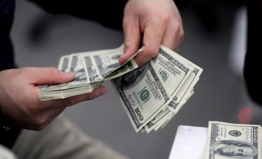 Tỷ giá trung tâm rời mốc 24.000 VND/USD, ngân hàng tiếp tục giảm mạnh giá USD