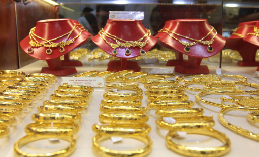 Giá vàng SJC tiếp tục giảm theo đà thế giới