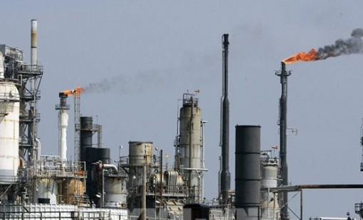 Giá dầu giảm khoảng 2% sau khi OPEC hạ dự báo nhu cầu thế giới