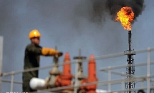 Dự báo tăng trưởng nhu cầu yếu, giá dầu xuống mức thấp nhất trong 2 tuần