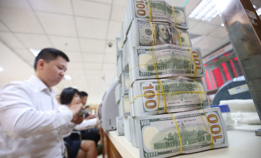 Vàng miếng SJC giữ mốc 84 triệu đồng/lượng, USD ngân hàng đảo chiều đi lên
