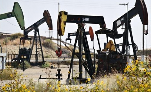 Dự trữ dầu tăng, giá "vàng đen" đi xuống