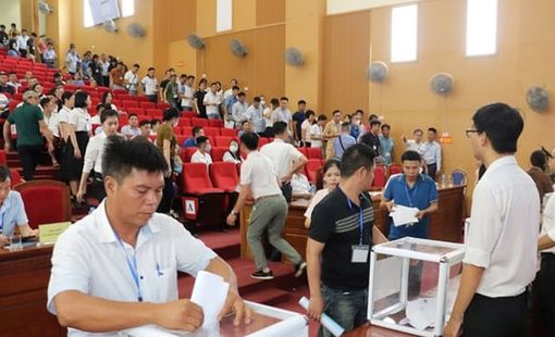Kỳ vọng đất đai tiếp tục tăng giá, nhiều người sẵn sàng trả giá cao trong các cuộc đấu giá đất