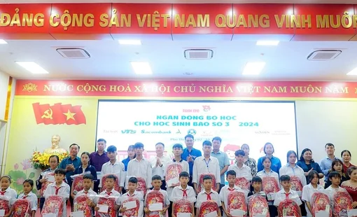 Nhân viên Sacombank ủng hộ 1 ngày lương giúp đồng bào vượt thiên tai
