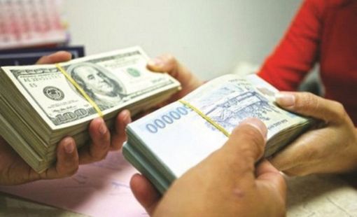 Tỷ giá "tăng nhiệt", giá mua vàng nhẫn vượt vàng miếng