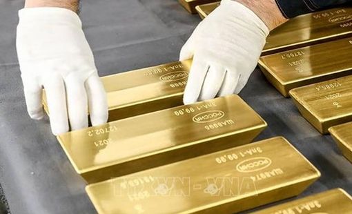 Giá vàng giảm nhanh do đồn đoán Fed sẽ hạ lãi suất ít hơn