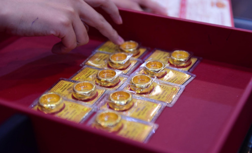 Vàng miếng SJC và vàng nhẫn cùng giảm hàng triệu đồng mỗi lượng