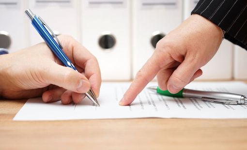 Xử lý nghiêm ngân hàng ép người vay vốn mua bảo hiểm