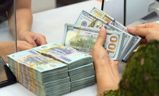 Giá USD ngân hàng tăng, thị trường tự do giảm mạnh