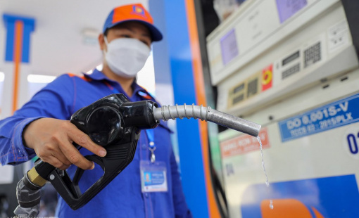 Giá xăng giảm mạnh trong ngày 29 Tết, RON 95 về mốc 23.000 đồng/lít