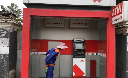 Thanh toán không tiền mặt lên ngôi, ngân hàng đóng cửa bớt cây ATM