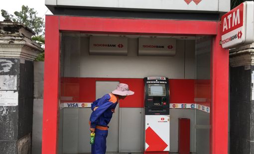 Thanh toán không tiền mặt lên ngôi, ngân hàng đóng cửa bớt cây ATM