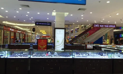Giá vàng liên tục vượt đỉnh, SJC đang kinh doanh ra sao?