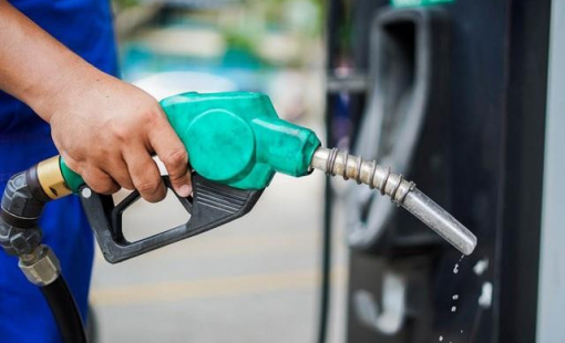 Giá xăng tăng, RON 95 áp sát 25.000 đồng/lít