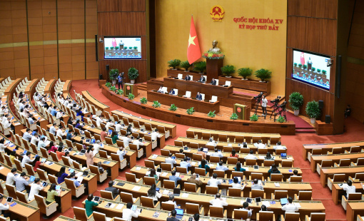 Đại biểu tranh luận trái chiều giữa hai phương án rút bảo hiểm một lần