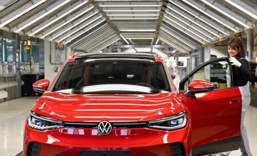 Nhà sản xuất ô tô lớn nhất châu Âu tuyên bố phát triển xe điện giá rẻ để cạnh tranh với Trung Quốc