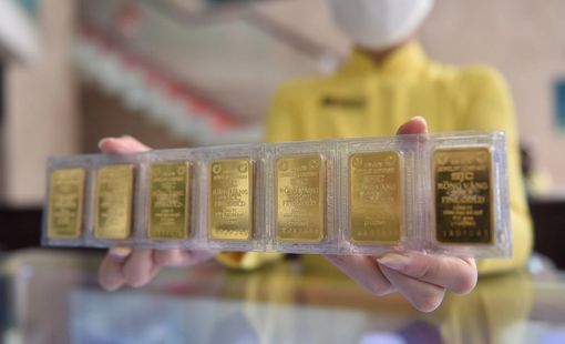 Giá vàng miếng "lao dốc không phanh" sau thông tin ngân hàng thương mại bán vàng