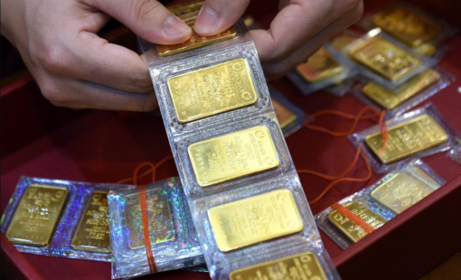 Ngân hàng thương mại bán vàng: Mất bao lâu để kéo giá vàng trong nước và thế giới “xích lại” gần nhau?