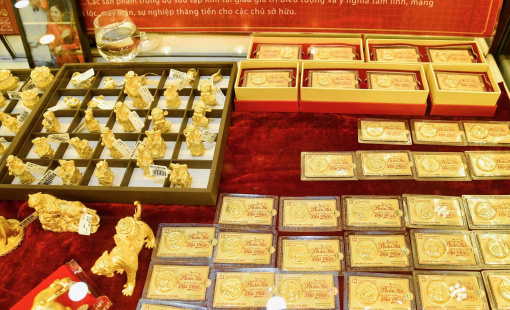 Giá vàng tiếp tục leo thang, USD hạ giá