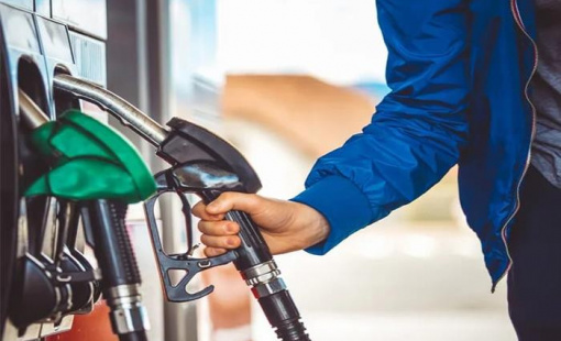 Giá xăng giảm mạnh 1.200-1.400 đồng/lít, RON 92 chỉ còn 22.620 đồng/lít