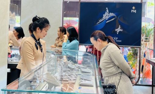 Doanh thu bán vàng miếng tăng gần gấp đôi, PNJ báo lãi 5 tháng vượt 1.000 tỷ đồng
