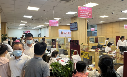 Đông nghịt người dân xếp hàng mua vàng, ngân hàng thông báo hết vàng sớm