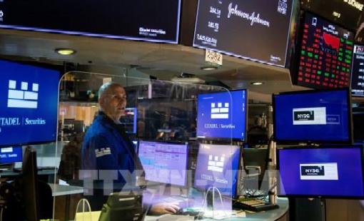 Chứng khoán Mỹ: Dow Jones lập đỉnh mới, Nasdaq lao dốc