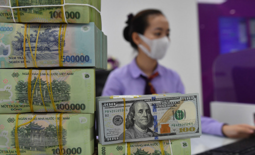 Tỷ giá trung tâm giảm, giá USD ngân hàng tăng kịch trần