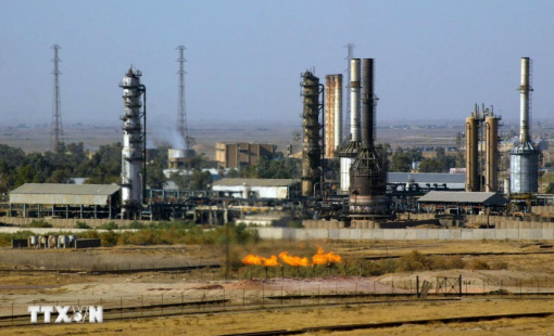 Giá dầu biến động liên tục khi nhà đầu tư phân vân trước tín hiệu trái chiều