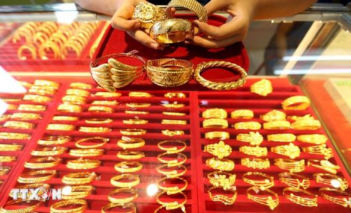 Vàng tăng nhẹ, dầu tiếp tục giảm, chứng khoán phục hồi trên thị trường châu Á
