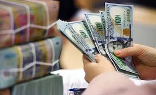 Ngân hàng giảm giá bán USD, giá vàng nhẫn tiếp tục đi lên