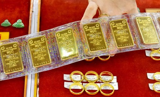 Giá vàng miếng SJC vọt tăng theo đà thế giới