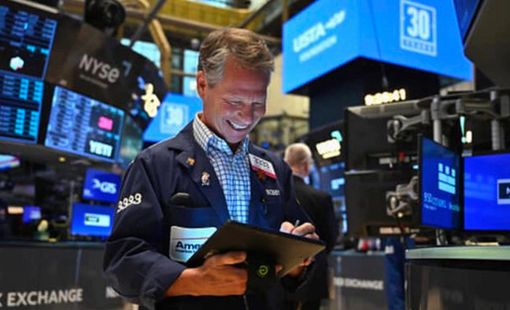 Chứng khoán Mỹ “xanh mướt”, Dow Jones tăng hơn 450 điểm sau khi Chủ tịch Fed Jerome Powell tuyên bố đã đến lúc cắt giảm lãi suất