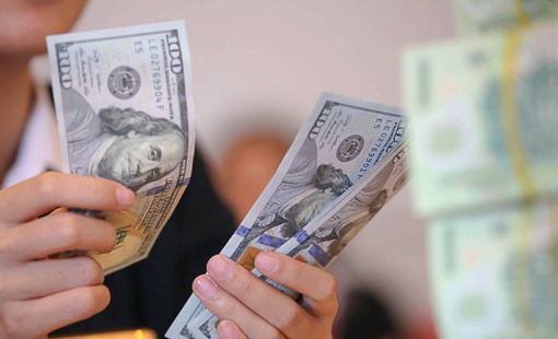 Tỷ giá USD tại các ngân hàng "lao dốc", doanh nghiệp tăng giá mua vào vàng miếng SJC