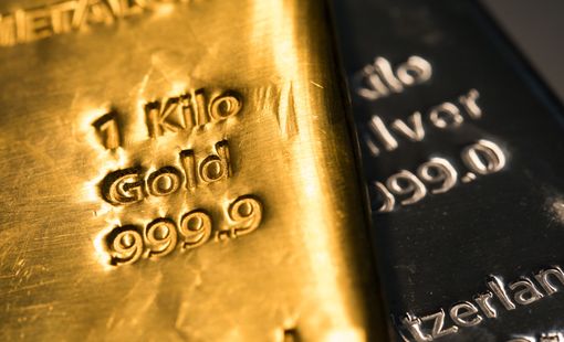 Giá vàng thiết lập kỷ lục mới vượt 2.600 USD/ounce