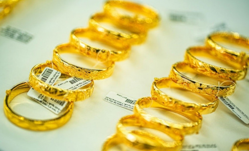 Giá USD ngân hàng "lao dốc", vàng nhẫn liên tiếp phá đỉnh