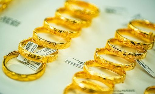 Giá USD ngân hàng "lao dốc", vàng nhẫn liên tiếp phá đỉnh