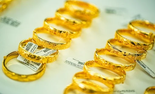 Giá USD ngân hàng "lao dốc", vàng nhẫn liên tiếp phá đỉnh