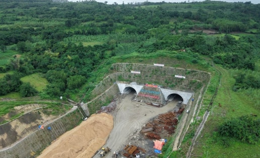 Cả 2 ống hầm dài hơn 1km thuộc tuyến cao tốc 10.700 tỷ chính thức được đào thông, Đèo Cả báo tin vượt tiến độ